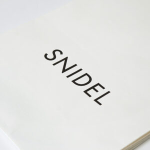 レディースアパレルブランドのロゴにデボス加工を施した、サステナブルなオリジナル紙袋