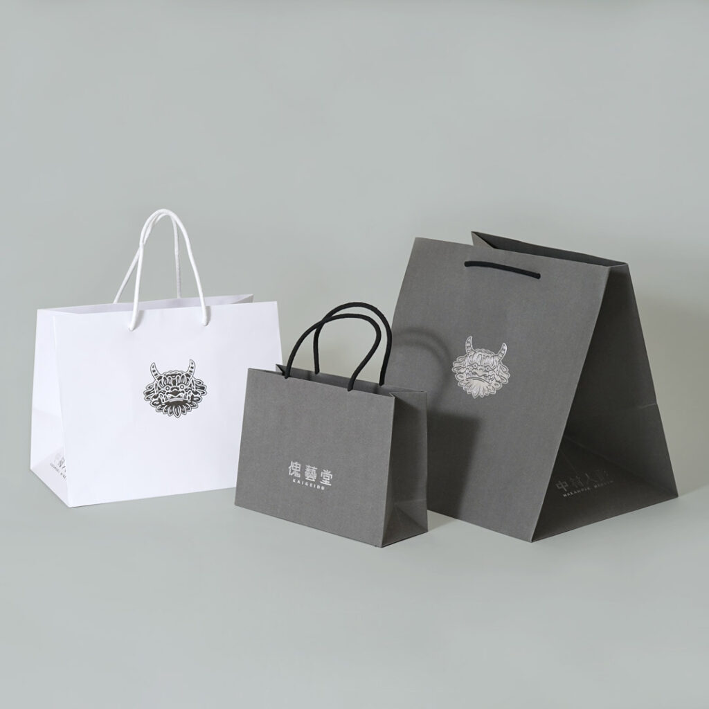 インパクトのある箔押しが目を惹く紙袋0