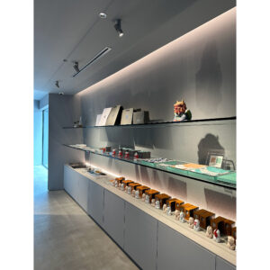 インパクトのある箔押しが目を惹く紙袋6