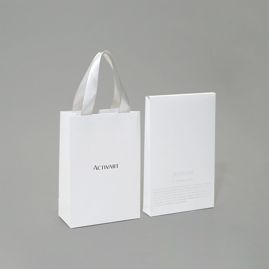 高級感あるシルバー箔が映えるパッケージ0