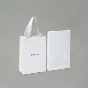 高級感あるシルバー箔が映えるパッケージ0