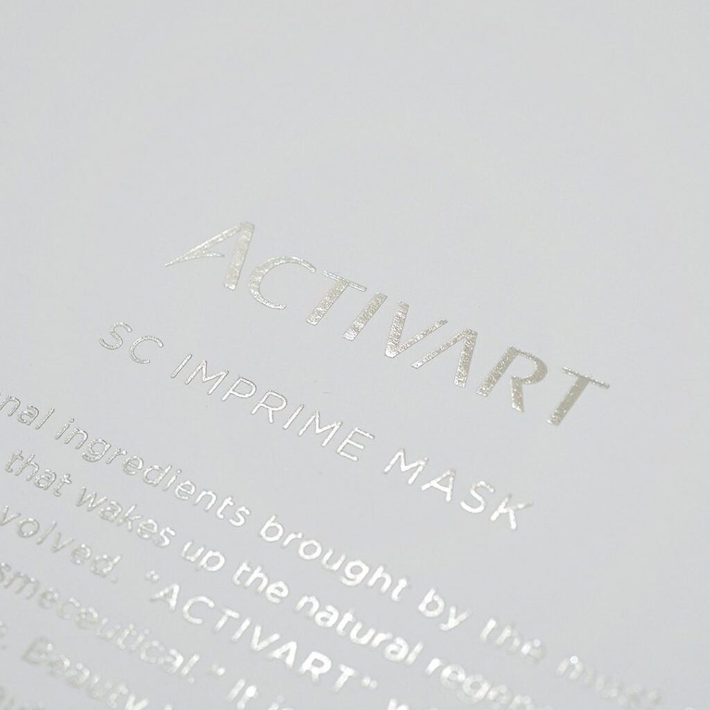 高級感あるシルバー箔が映えるパッケージ1