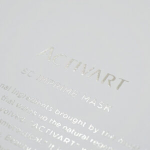 高級感あるシルバー箔が映えるパッケージ1