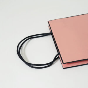 有名ファッションブランドのハンドルに、ワックスコードを採用した、リニューアルしたオリジナル紙袋