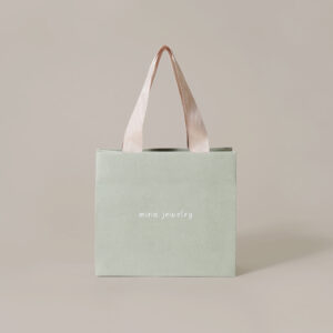 ソフトなカラーリングが目を惹く紙袋0