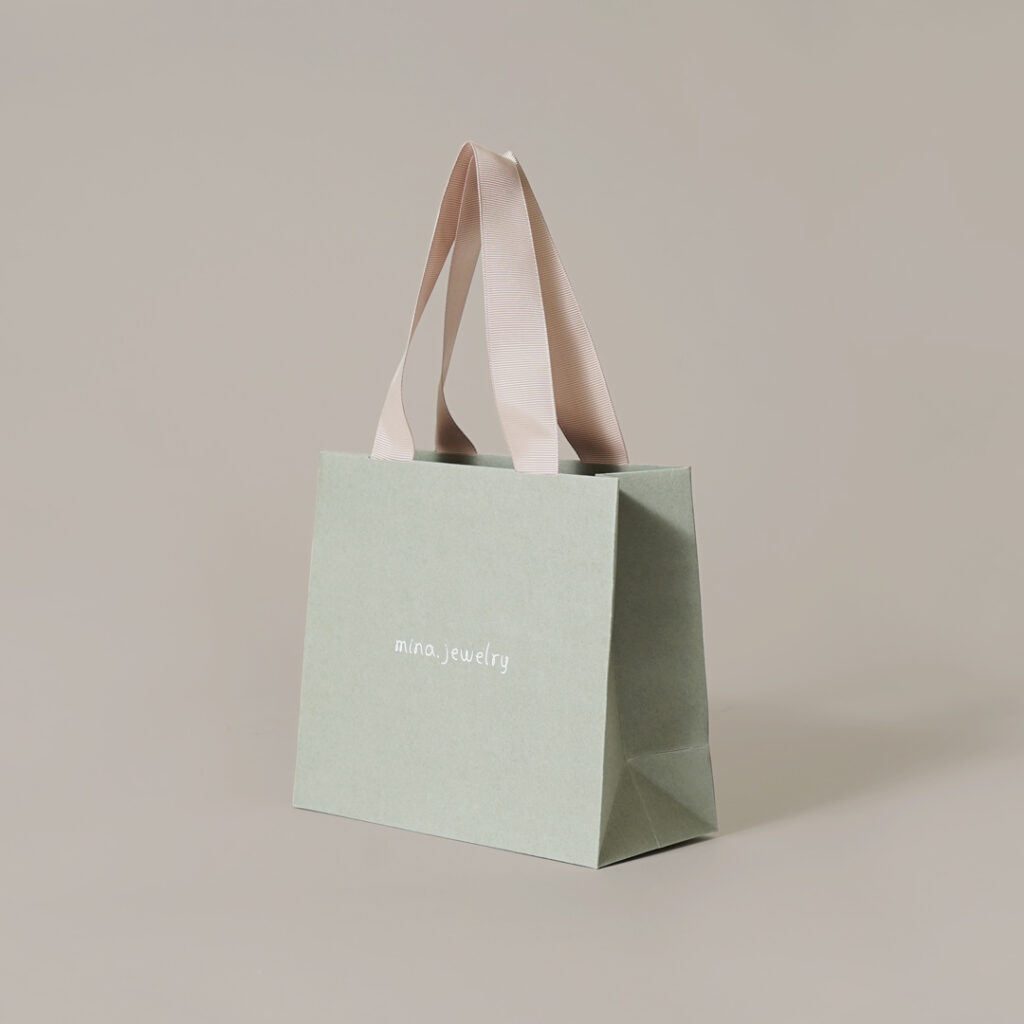 ソフトなカラーリングが目を惹く紙袋1