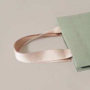 ソフトなカラーリングが目を惹く紙袋4