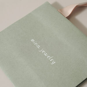 ソフトなカラーリングが目を惹く紙袋5