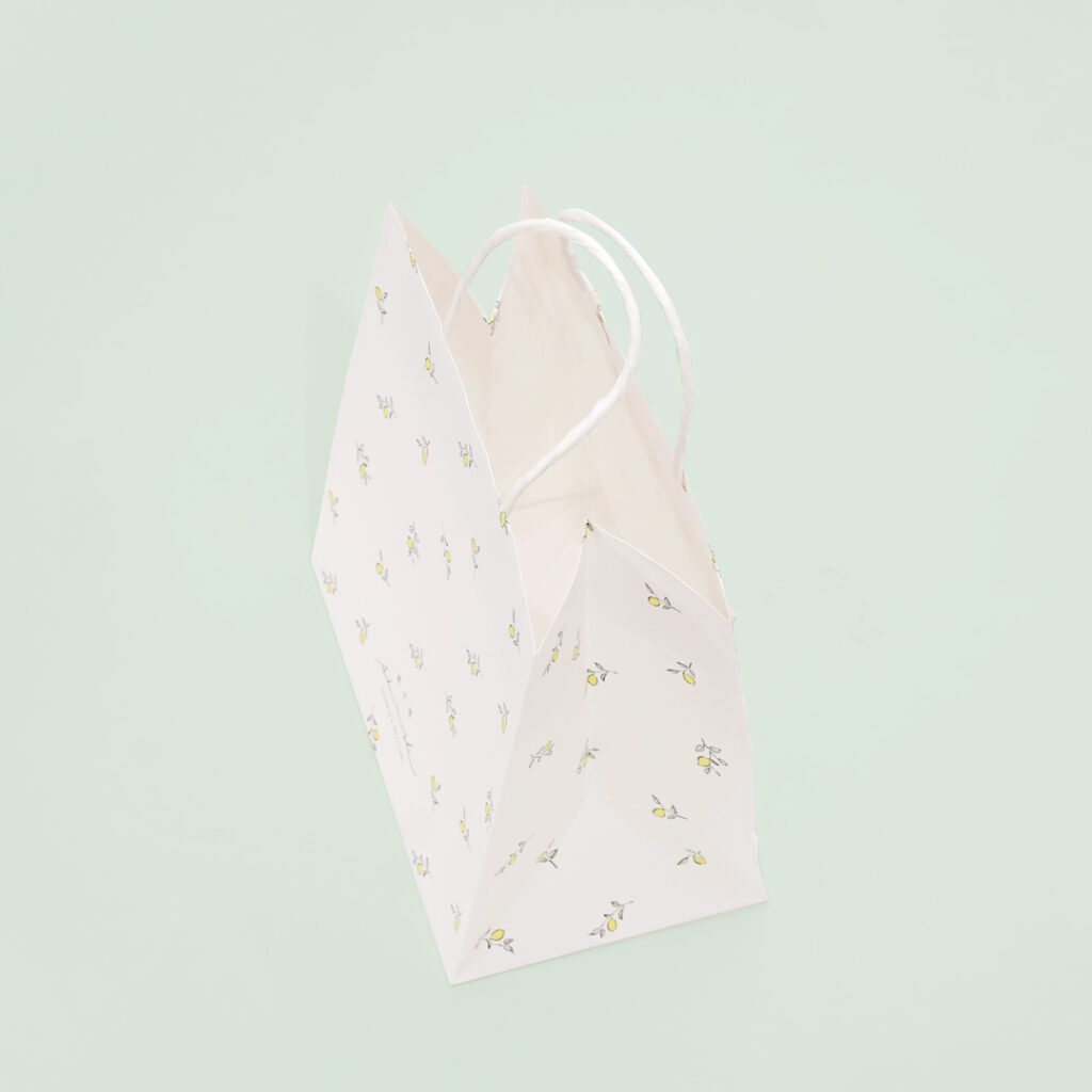 レモン柄が丁寧さを表す焼菓子屋の紙袋3