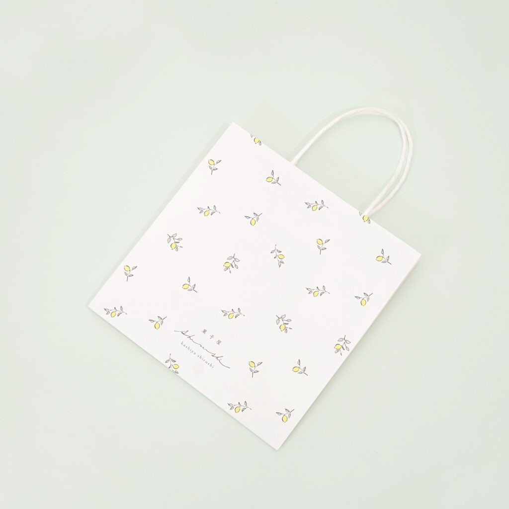 レモン柄が丁寧さを表す焼菓子屋の紙袋6