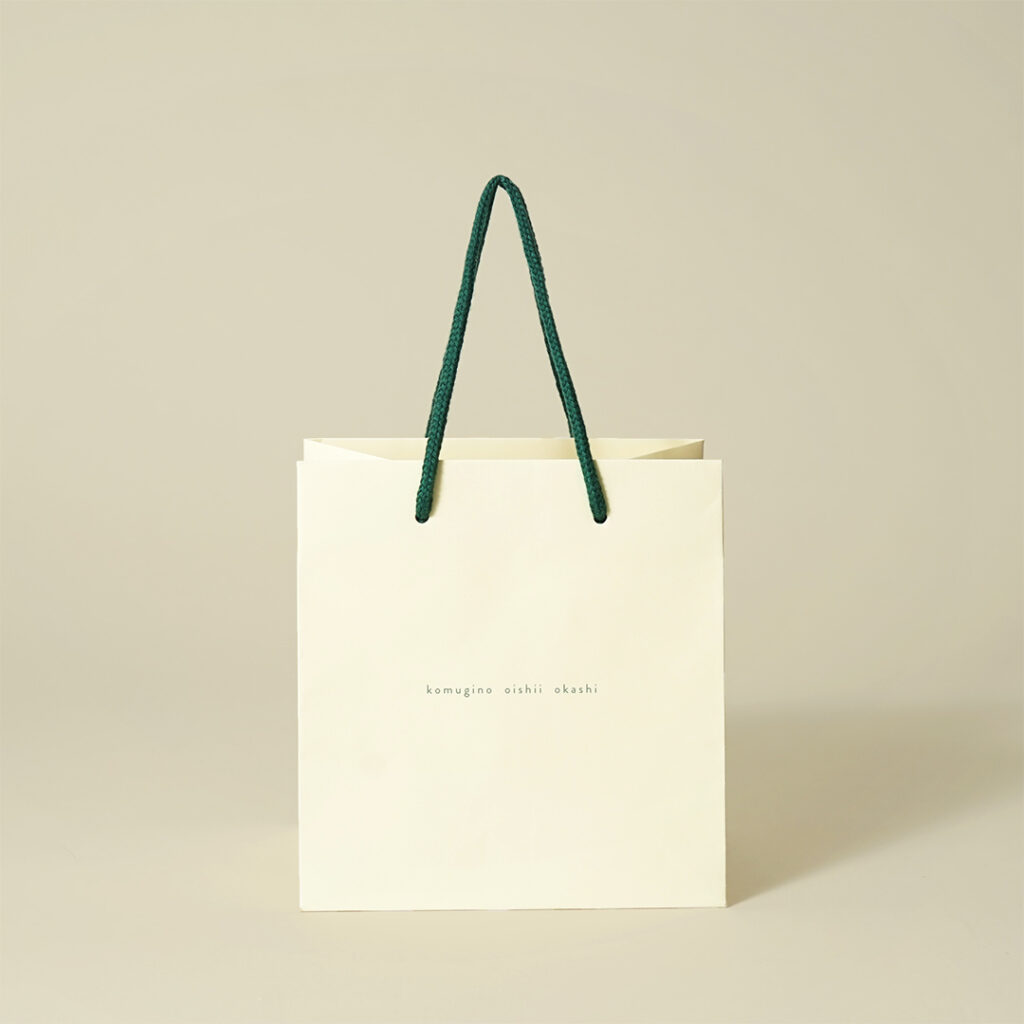 穏やかなクリーム色のスイーツ屋さんの紙袋1