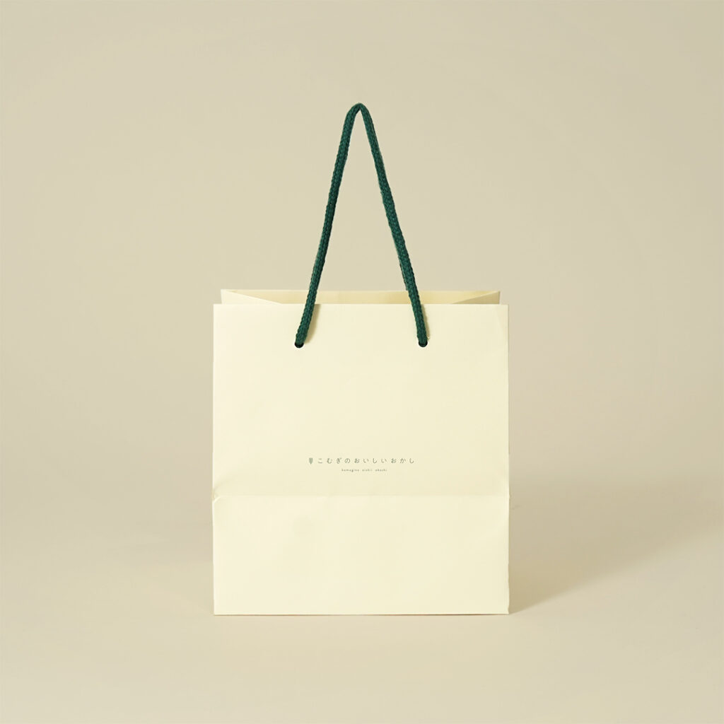 穏やかなクリーム色のスイーツ屋さんの紙袋2