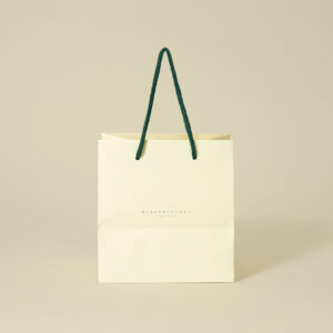 穏やかなクリーム色のスイーツ屋さんの紙袋2