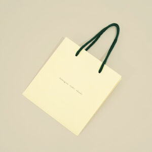 穏やかなクリーム色のスイーツ屋さんの紙袋4