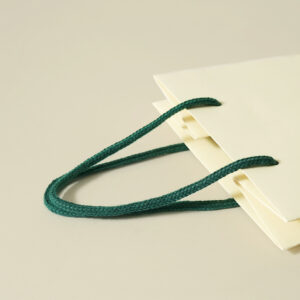 穏やかなクリーム色のスイーツ屋さんの紙袋6