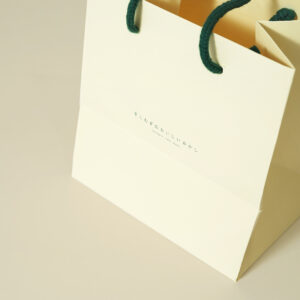 穏やかなクリーム色のスイーツ屋さんの紙袋7