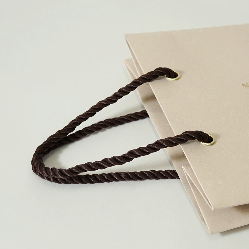 和紙風の質感が伝統感を表す割烹店の紙袋5