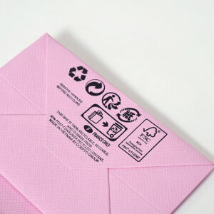 高級クリスタルブランドの、底面にFSC認証マークとフランス限定環境マークが印刷されたオリジナル紙袋