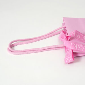 高級クリスタルブランドの、レザーのような質感が特徴的なハンドルを採用した、高級感のあるオリジナル紙袋