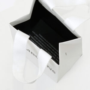 韓国コスメブランドが手がける、内側の底面にブランドコンセプトがプリントされた、ホワイトベースのシンプルなオリジナル紙袋