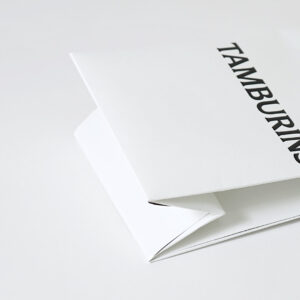 韓国コスメブランドが手がける、底折り加工が施されたホワイトベースのシンプルなオリジナル紙袋