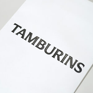 韓国コスメブランドが手がけた、ブラックの箔押し加工が高級感を引き立てるオリジナル紙袋