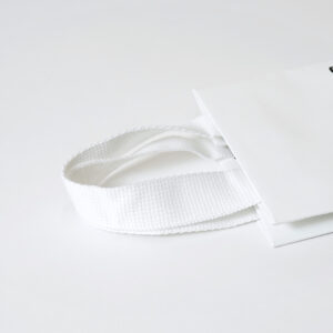 韓国コスメブランドが手がける、重厚感のあるハンドルを採用した、ホワイトベースのシンプルなオリジナル紙袋