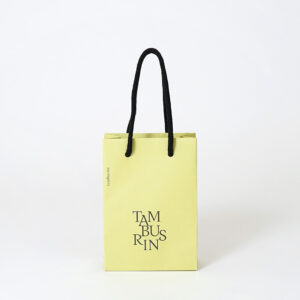 韓国コスメブランドが手がける、遊び心のあるロゴが印字された、トレンド感溢れるイエローベースのオリジナル紙袋