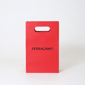 イタリアのファッションブランドが手がけた、鮮やかな赤が目を惹く、スタイリッシュな小判抜き仕様のオリジナル紙袋