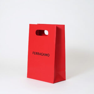 イタリアのファッションブランドが手がけた、鮮やかな赤が目を惹く、スタイリッシュな小判抜き仕様のオリジナル紙袋