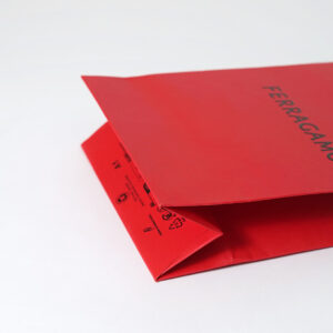 イタリアのファッションブランドが手がけた、鮮やかな赤が目を惹く、スタイリッシュな小判抜き仕様のオリジナル紙袋