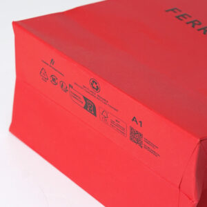 イタリアのファッションブランドが手がけた、鮮やかな赤が目を惹く、FSC認証マークが印字されたオリジナル紙袋