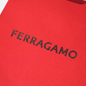 イタリアのファッションブランドが手がけた、鮮やかな赤が目を惹く、ロゴにエンボス加工が施されたオリジナル紙袋