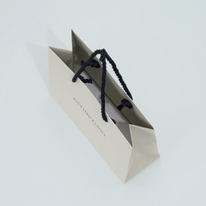 洗練された配色が高級感を放つパッケージ3