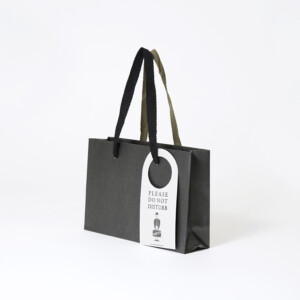 歴史ある鞄メーカーのオリジナルチャームが目を惹く、とてもクラシカルなオリジナル紙袋