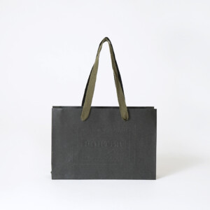 歴史ある鞄メーカーのカーキ色のアクリル平紐が、ナチュラルな風合いを醸し出すクラシカルなオリジナル紙袋