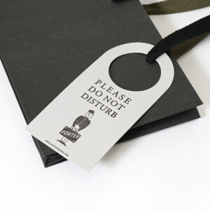 歴史ある鞄メーカーのオリジナルチャームが目を惹く、とてもクラシカルなオリジナル紙袋