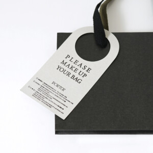 歴史ある鞄メーカーのオリジナルチャームが目を惹く、とてもクラシカルなオリジナル紙袋