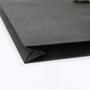 歴史ある鞄メーカーの底面部分に、V字折り加工が施されたオリジナル紙袋