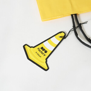 韓国発、プラスチックアップサイクリングブランドの三角コーンがモチーフの、ポップなチャームがかわいいオリジナル紙袋