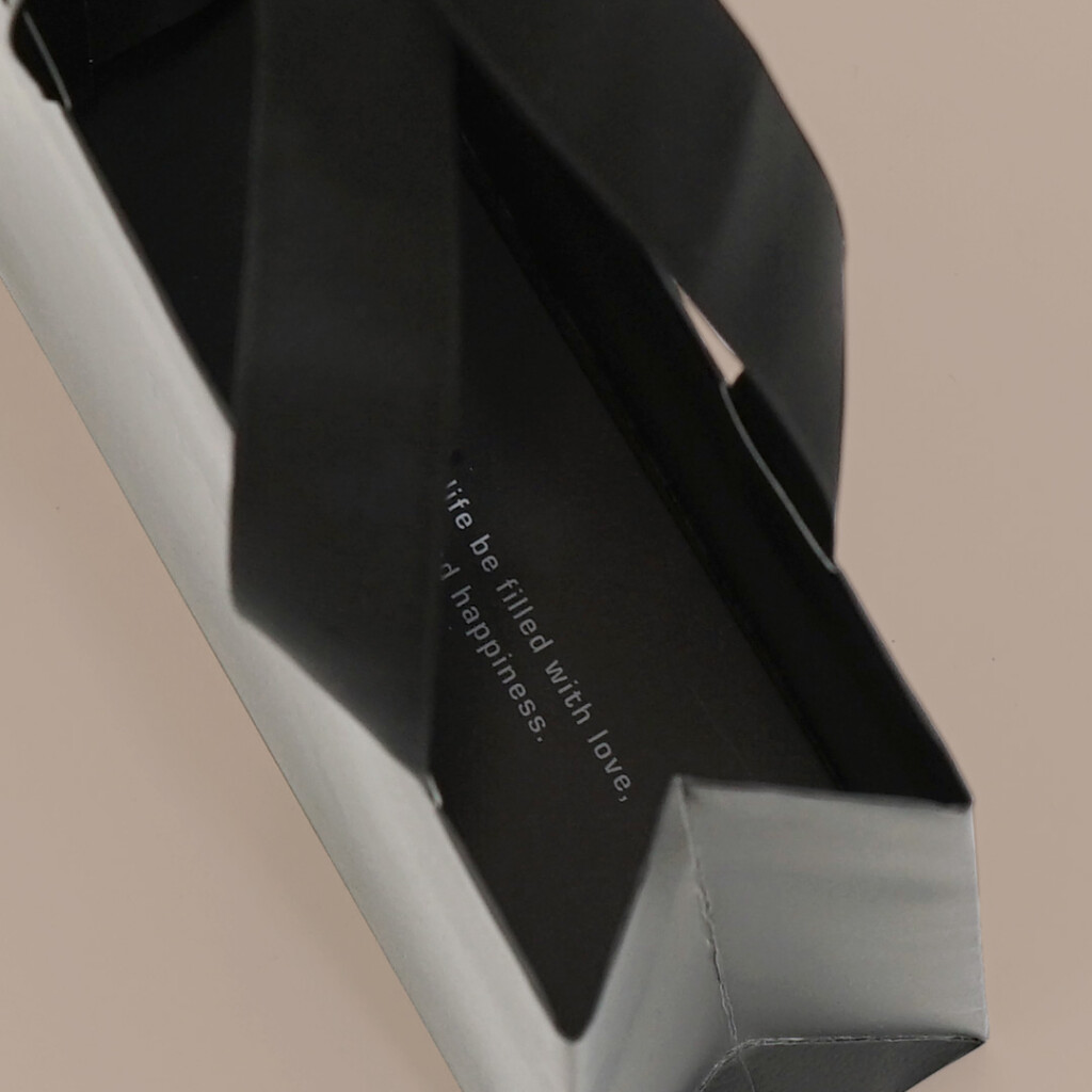 モノトーン調のユニセックスなデザイン3