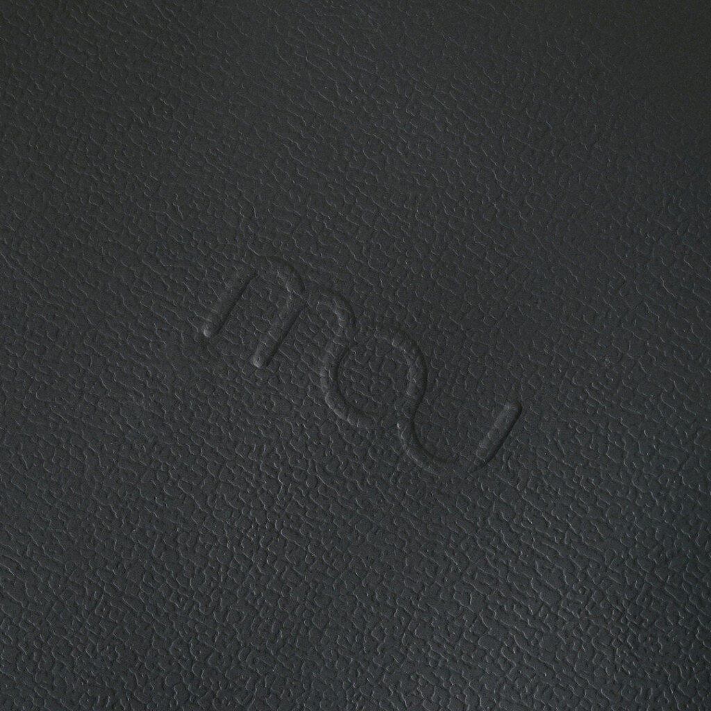 モノトーン調のユニセックスなデザイン4