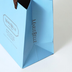 NY発チョコレートショップのブランドロゴがマチ部分に配された、おしゃれなオリジナル紙袋