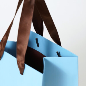 NY発チョコレートショップのチョコレートのような、上品なサテンリボンが美しいオリジナル紙袋