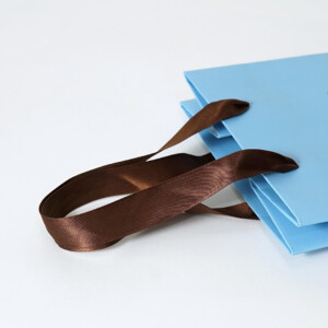 NY発チョコレートショップのチョコレートのような、上品なサテンリボンが美しいオリジナル紙袋