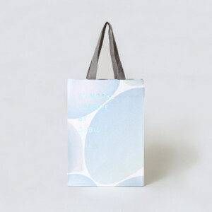 化粧品ブランドが手がけた、体験特化型施設の美しいグラデーションをフルカラー印刷で表現したオリジナル紙袋