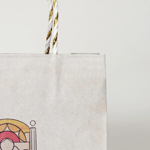 チーズスイーツブランドの絵画のような女神のイラストが、フルカラー印刷で表現した、オリジナルボックスとオリジナル紙袋