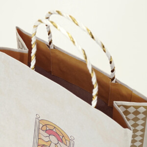 チーズスイーツブランドの2色ツイストハンドルが華やかなで目を惹く、オリジナル紙袋