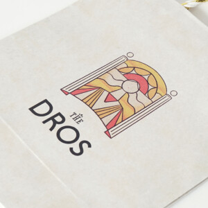 チーズスイーツブランドの絵画のような女神のイラストが、フルカラー印刷で表現した、オリジナルボックスとオリジナル紙袋