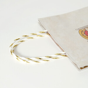 チーズスイーツブランドの2色ツイストハンドルが華やかなで目を惹く、オリジナル紙袋